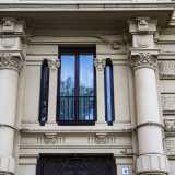 Gli stessi sono contraddistinti da massicci pilastri e capitelli che mostrano decori vegetali e conchiglie